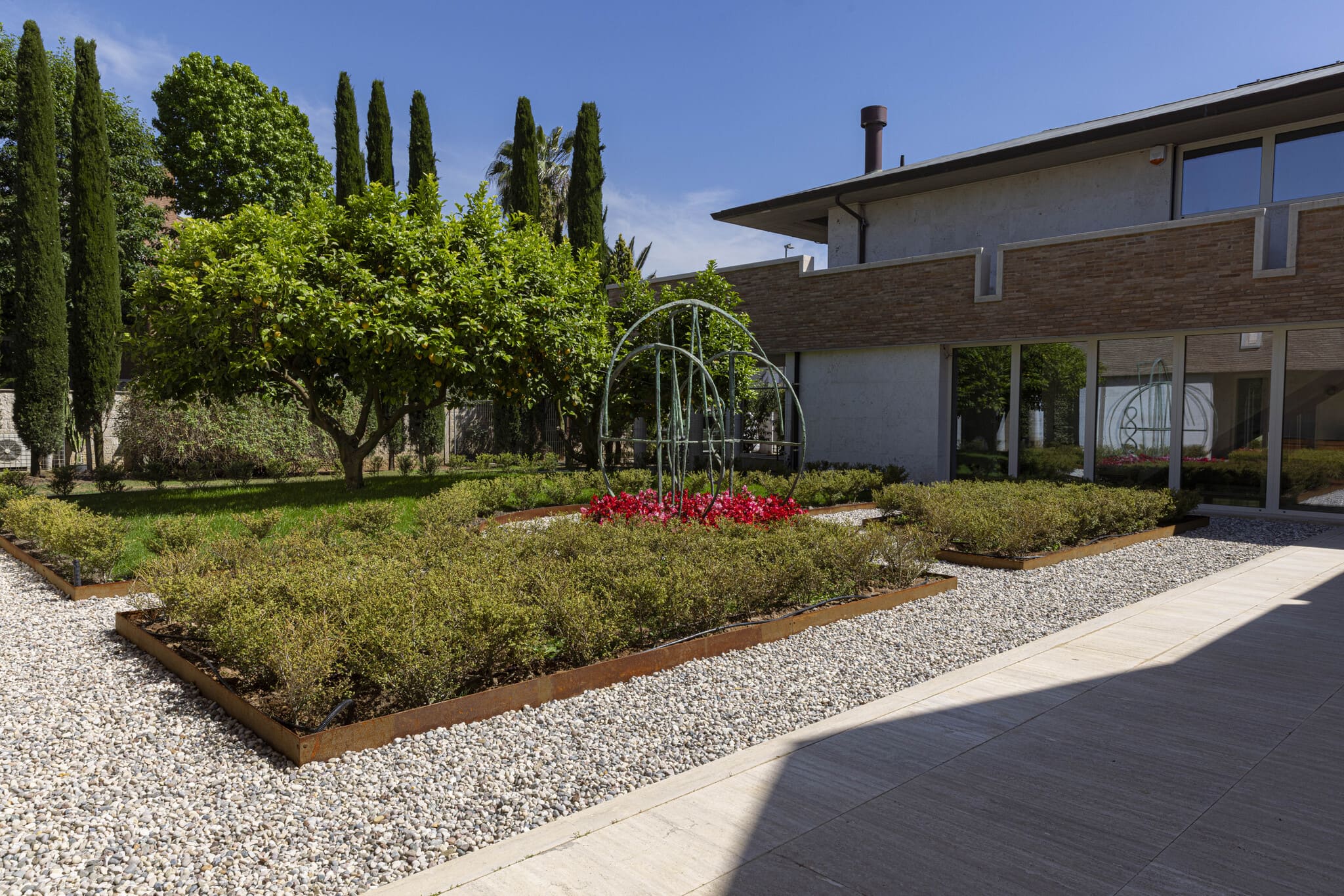 Dueggi cura parchi e aree verdi pubbliche e private Cura e manutenzione del verde